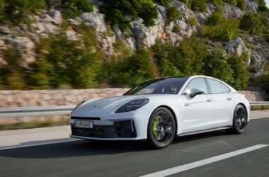 保時捷發表全新 Panamera 4S E-Hybrid 車款，售價734萬元起。